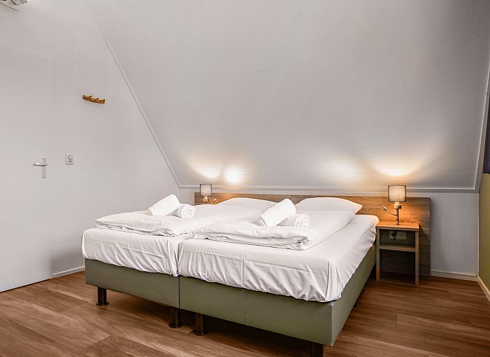 Stilvolles Wohnzimmer mit Blick auf den Garten in Hunerwold State 6-Personen-Bungalow 6C, Wateren, Drenthe.