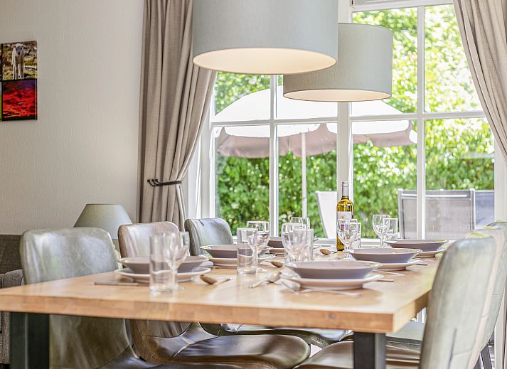 Stilvolles Wohnzimmer mit Blick auf den Garten in Hunerwold State 6-Personen-Bungalow 6C, Wateren, Drenthe.