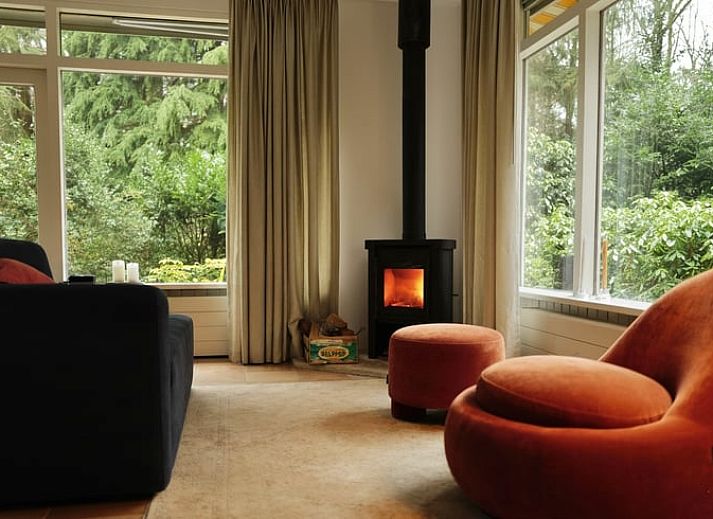 Gemuetliches Wohnzimmer mit Kamin im Ferienhaus in Wateren, Westerveld, Drenthe fuer einen gemuetlichen Urlaub.