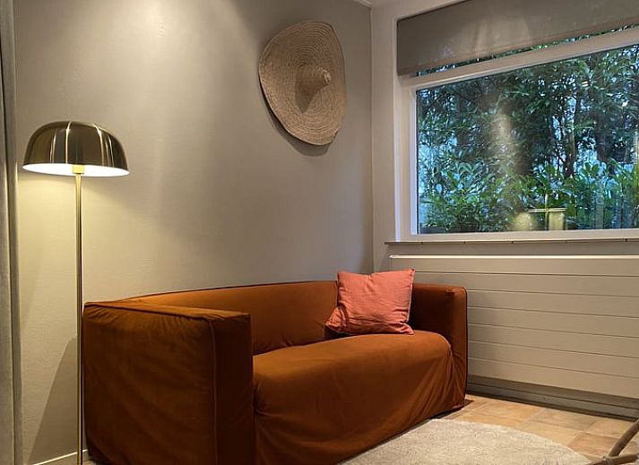 Aussenterrasse des Ferienhauses in Wateren, Westerveld, Drenthe, umgeben von ueppiger Natur.