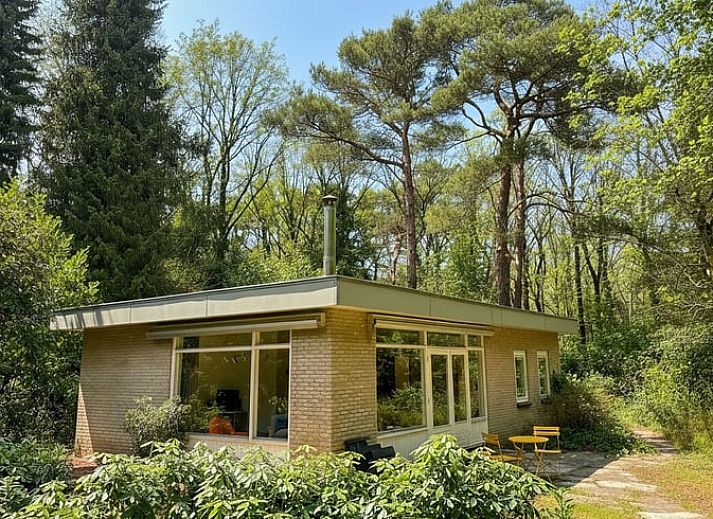 Atmosphaerische Details und Kamin im Cottage in Wateren, Westerveld, Drenthe fuer einen entspannenden Aufenthalt.