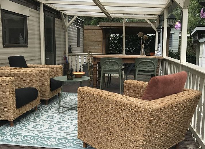 Charme Chalet Kairos in Wateren, Drenthe biedt een sfeervol terras met uitzicht op de omliggende natuur.