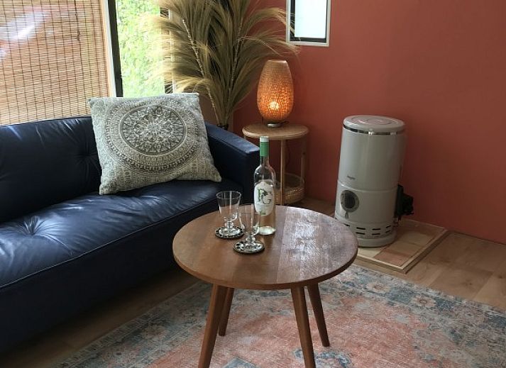 Charme Chalet Kairos in Wateren, Drenthe biedt een sfeervol terras met uitzicht op de omliggende natuur.