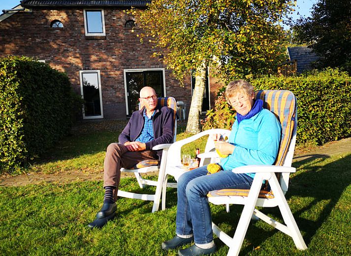 Geniet van het zonnige terras bij Vakantiehuis in Wittelte, Zuidwest Drenthe, met comfortabele stoelen en parasol.