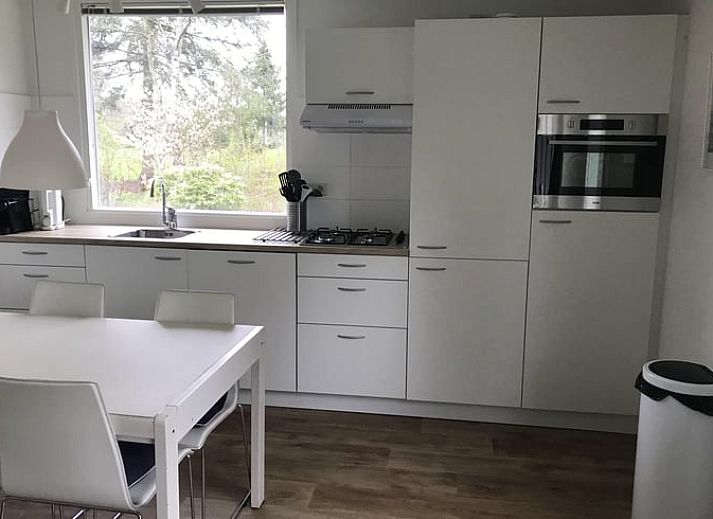 Sonniger Garten am Ferienhaus in Wittelte, Suedwest-Drenthe, mit schoener Aussicht auf die Felder.