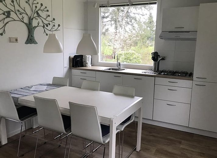 Sonniger Garten am Ferienhaus in Wittelte, Suedwest-Drenthe, mit schoener Aussicht auf die Felder.