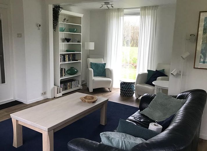 Sonniger Garten am Ferienhaus in Wittelte, Suedwest-Drenthe, mit schoener Aussicht auf die Felder.