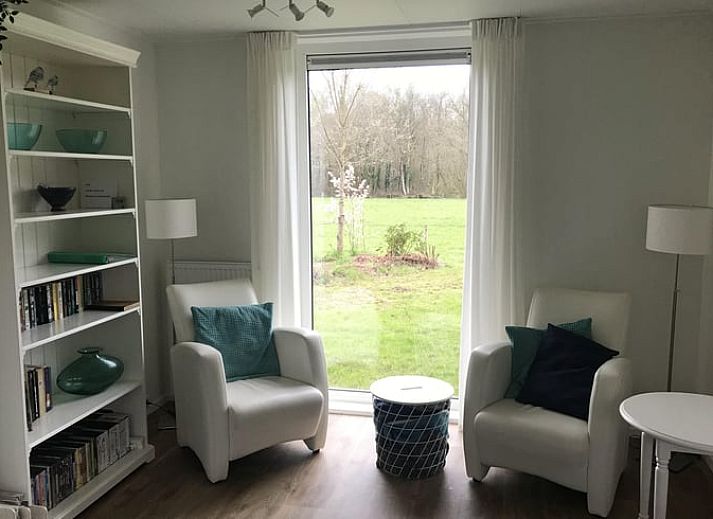 Sonniger Garten am Ferienhaus in Wittelte, Suedwest-Drenthe, mit schoener Aussicht auf die Felder.