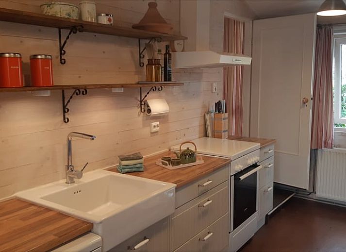 Blossom in full bloom at Cottage in Koekange, vacation home in southwest Drenthe, with veranda in the background.