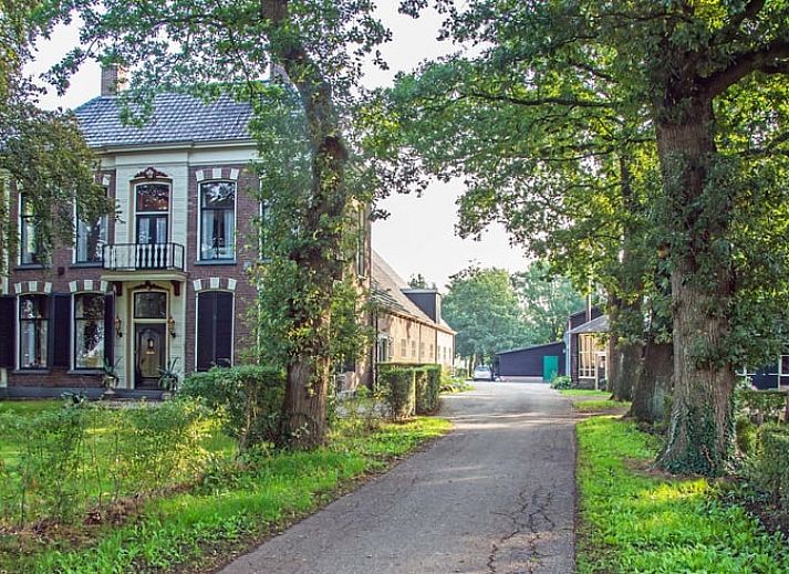 Vakantiehuisje in Koekange omringd door groen, perfect voor een ontspannen verblijf in Zuidwest Drenthe.