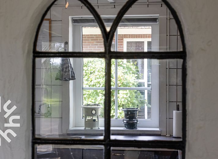 Schoenes Schlafzimmer mit Holzbalken im Ferienhaus DG940 in Koekange, Drenthe.