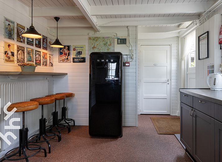 Schoenes Schlafzimmer mit Holzbalken im Ferienhaus DG940 in Koekange, Drenthe.