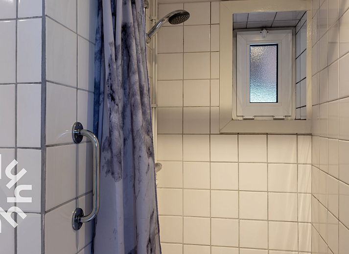 Schoenes Schlafzimmer mit Holzbalken im Ferienhaus DG940 in Koekange, Drenthe.