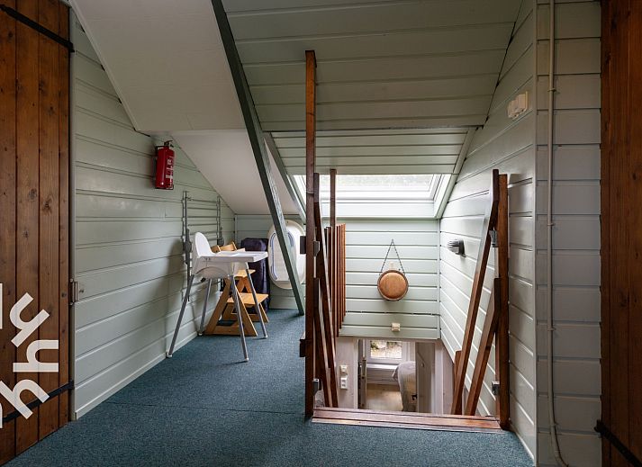 Sonnige Terrasse am Ferienhaus DG940 in Koekange, Drenthe mit Blick auf Wiesen.