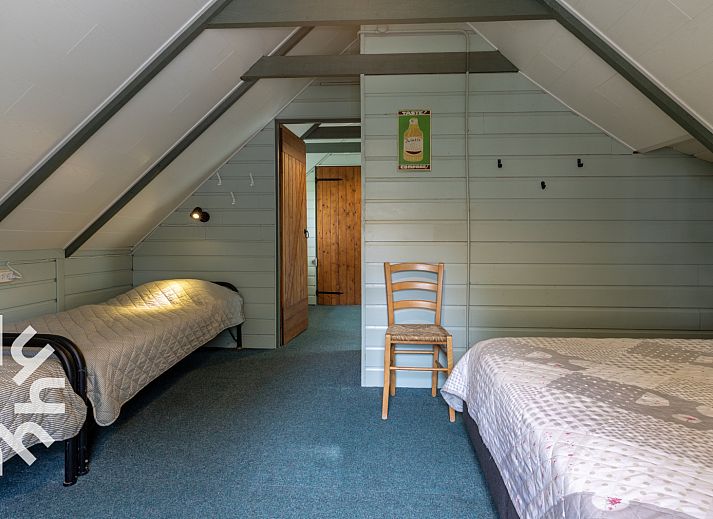 Sonnige Terrasse am Ferienhaus DG940 in Koekange, Drenthe mit Blick auf Wiesen.