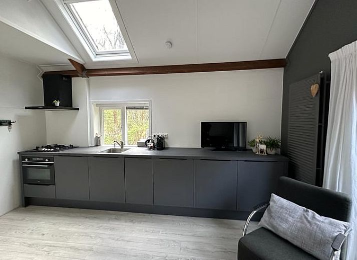 Geniet van het terras bij Vakantiehuisje in Uffelte, Zuidwest Drenthe, omringd door groene natuur.