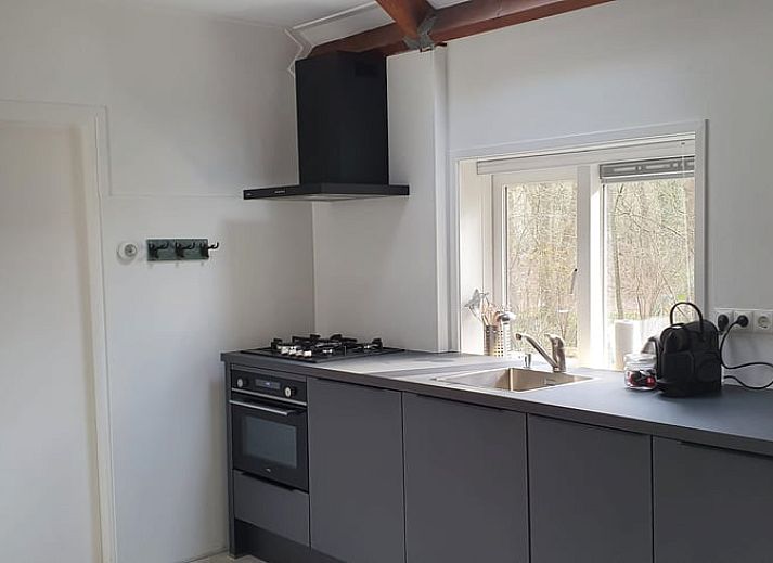 Geniet van het terras bij Vakantiehuisje in Uffelte, Zuidwest Drenthe, omringd door groene natuur.