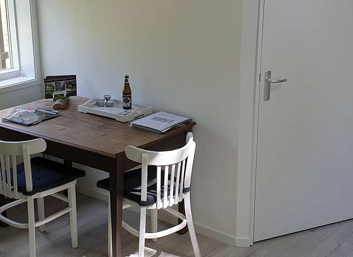 Sfeervolle woonkamer in Vakantiehuisje in Uffelte, Zuidwest Drenthe, met comfortabele zithoek.