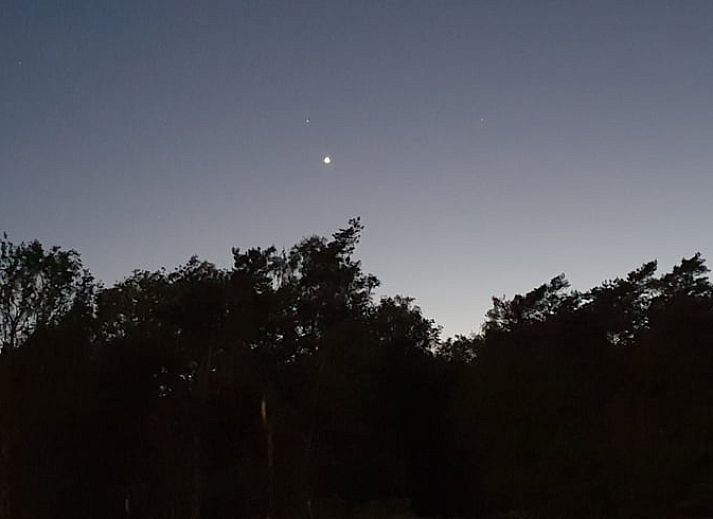 Koffiecorner in Vakantiehuisje in Uffelte, Zuidwest Drenthe, met espressomachine en waterkoker.