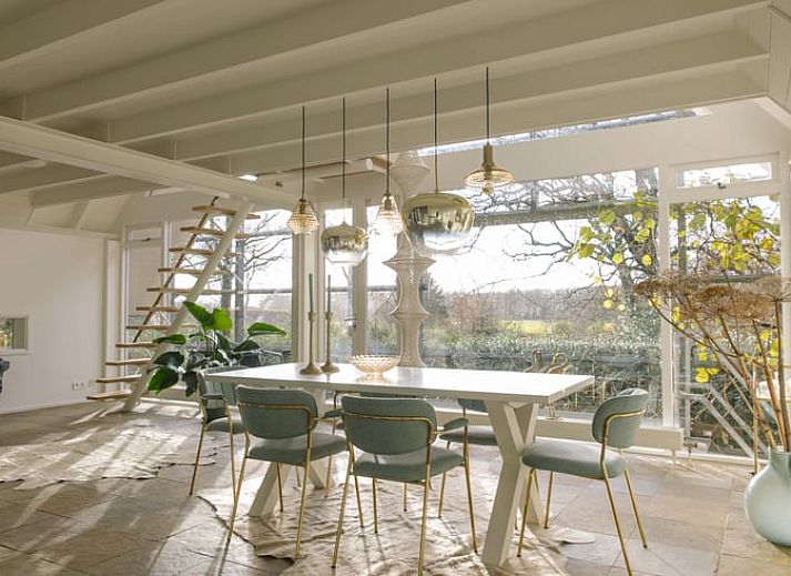 Stilvolles Wohnzimmer des Ferienhauses in Uffelte, Suedwest-Drenthe, mit modernen Moebeln und bequemen Sitzgelegenheiten.