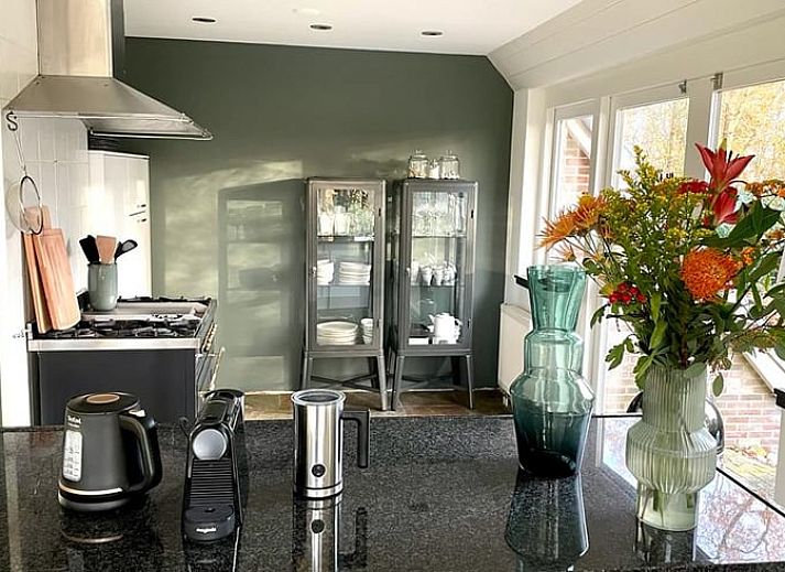 Gemuetliche Sitzecke im Ferienhaus in Uffelte, Suedwest-Drenthe, mit weichen Sofas und stimmungsvoller Beleuchtung.