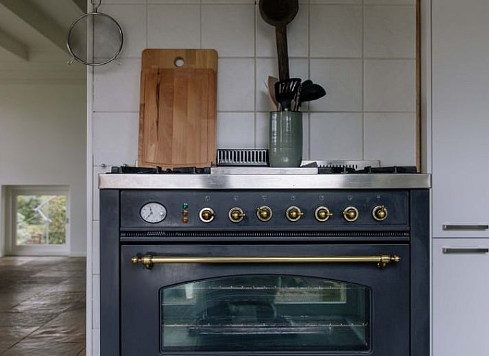 Gemuetliche Sitzecke im Ferienhaus in Uffelte, Suedwest-Drenthe, mit weichen Sofas und stimmungsvoller Beleuchtung.