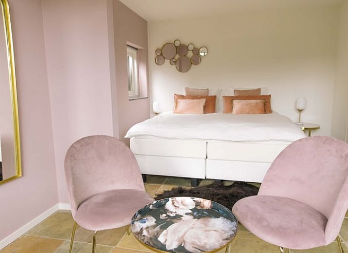 Gemuetliche Sitzecke im Ferienhaus in Uffelte, Suedwest-Drenthe, mit weichen Sofas und stimmungsvoller Beleuchtung.