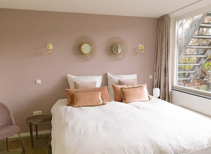 Gemuetliche Sitzecke im Ferienhaus in Uffelte, Suedwest-Drenthe, mit weichen Sofas und stimmungsvoller Beleuchtung.