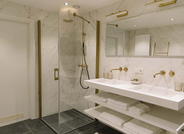 Gemuetliche Sitzecke im Ferienhaus in Uffelte, Suedwest-Drenthe, mit weichen Sofas und stimmungsvoller Beleuchtung.