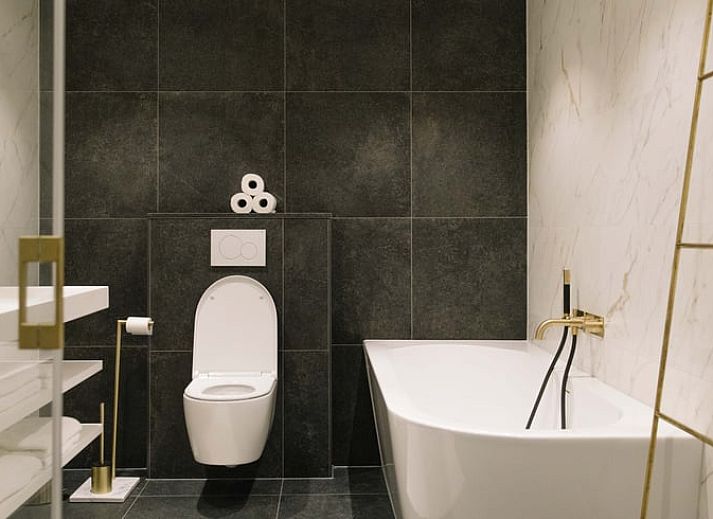 Panoramablick vom Wohnzimmer des Ferienhauses in Uffelte, Suedwest-Drenthe, mit viel natuerlichem Licht.