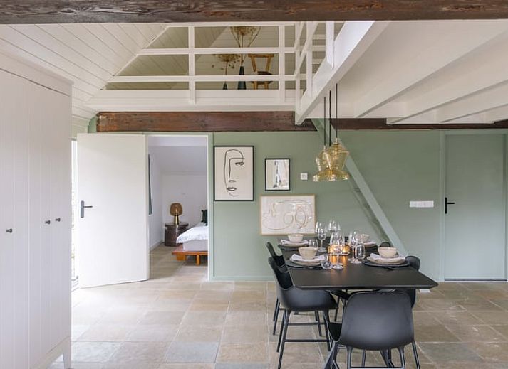 Gezellig terras bij Vakantiehuis in Uffelte, Zuidwest Drenthe, met rieten dak en groene omgeving.