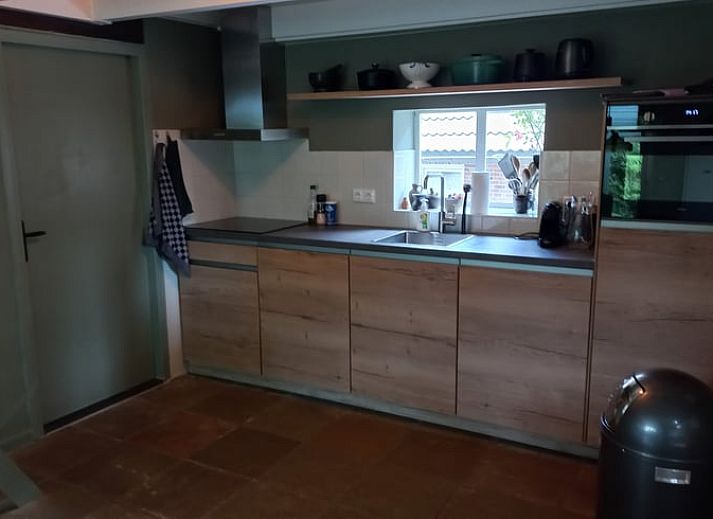 Ruime tuin met hangmat bij Vakantiehuis in Uffelte, Zuidwest Drenthe, ideaal voor ontspannen in de natuur.