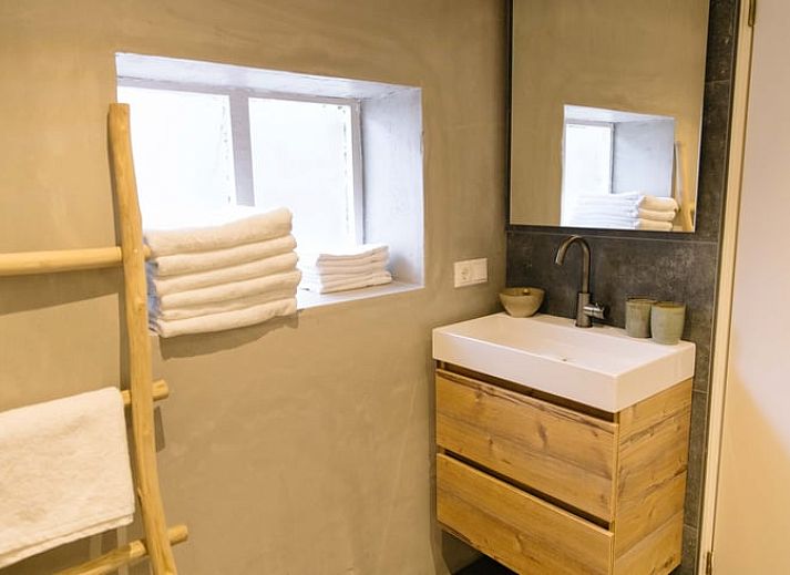 Charmante stenen buitenkant van Vakantiehuis in Uffelte, Zuidwest Drenthe, omringd door groen.