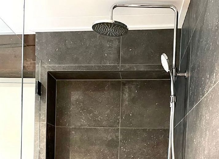 Stijlvolle eetruimte in Vakantiehuis in Uffelte, Zuidwest Drenthe, met moderne verlichting en uitzicht.