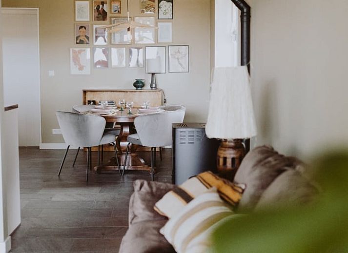 Charmanter Eingang zum reetgedeckten Ferienhaus in Uffelte, Suedwest-Drenthe, in laendlicher Umgebung.