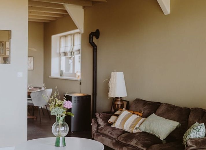 Charmanter Eingang zum reetgedeckten Ferienhaus in Uffelte, Suedwest-Drenthe, in laendlicher Umgebung.