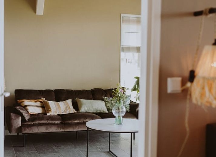 Charmanter Eingang zum reetgedeckten Ferienhaus in Uffelte, Suedwest-Drenthe, in laendlicher Umgebung.