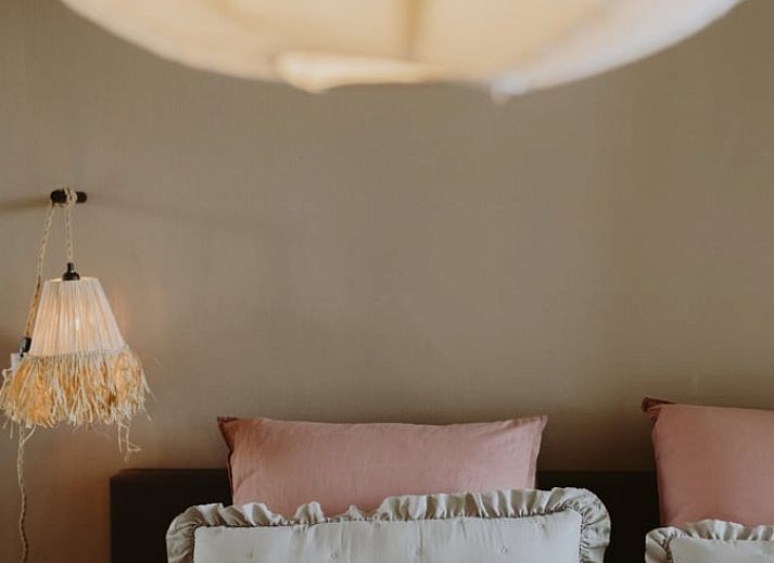 Charmanter Eingang zum reetgedeckten Ferienhaus in Uffelte, Suedwest-Drenthe, in laendlicher Umgebung.