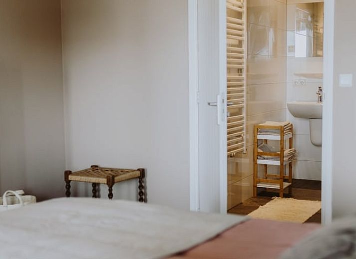 Stilvolles Esszimmer im Ferienhaus in Uffelte, Suedwest-Drenthe, mit Kunst an der Wand und modernen Moebeln.