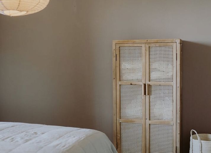 Stilvolles Esszimmer im Ferienhaus in Uffelte, Suedwest-Drenthe, mit Kunst an der Wand und modernen Moebeln.