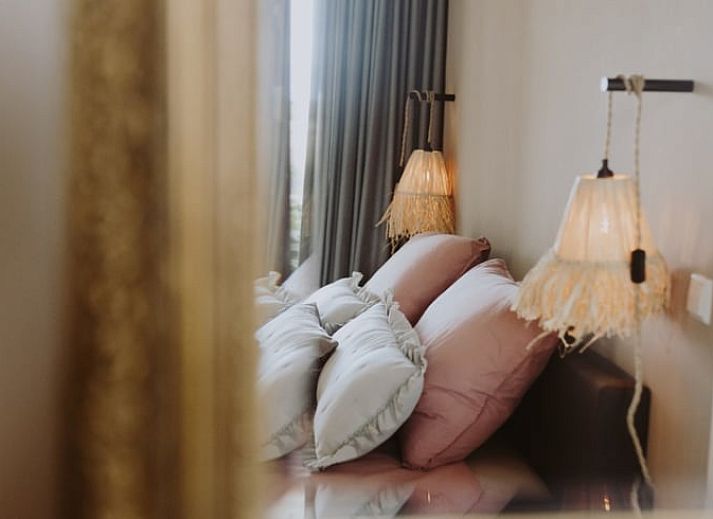 Stilvolles Esszimmer im Ferienhaus in Uffelte, Suedwest-Drenthe, mit Kunst an der Wand und modernen Moebeln.