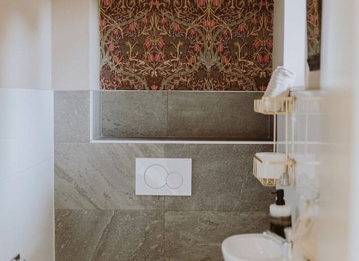 Stilvolles Esszimmer im Ferienhaus in Uffelte, Suedwest-Drenthe, mit Kunst an der Wand und modernen Moebeln.