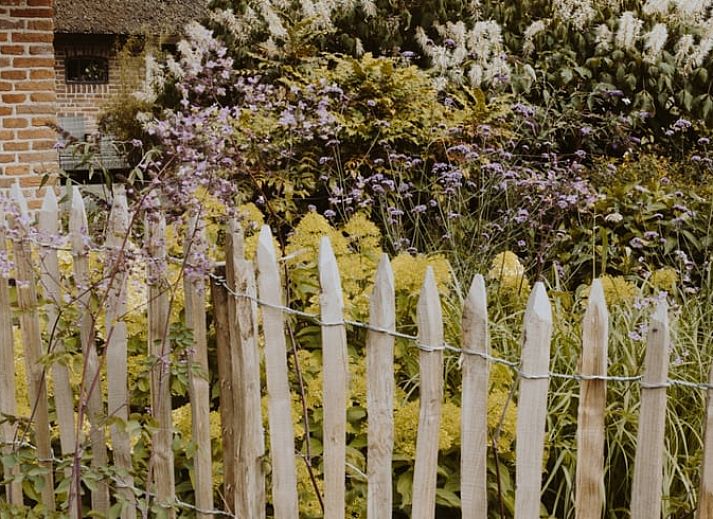 Moderne Kueche eines Ferienhauses in Uffelte, Suedwest-Drenthe, mit weissen Schraenken und sauberer Verarbeitung.