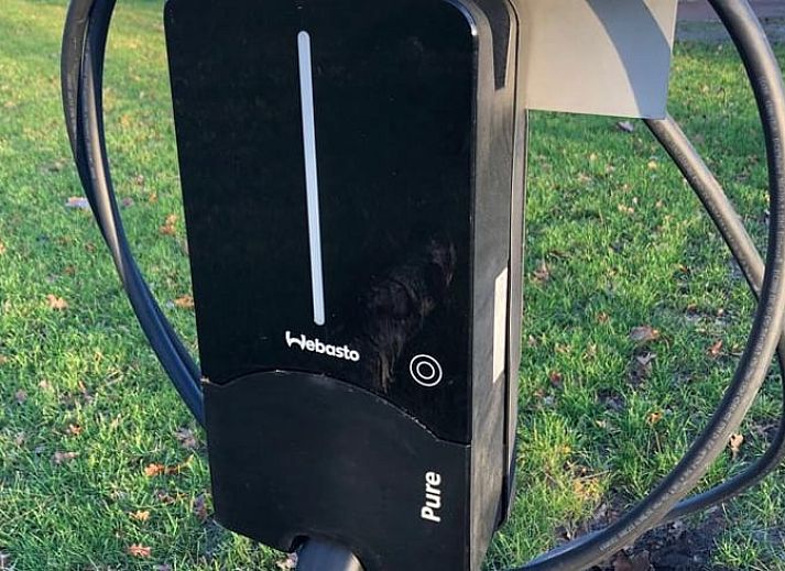 Rustikales Ferienhaus in Uffelte, im Suedwesten von Drenthe, umgeben von gruenen Feldern und Baeumen.