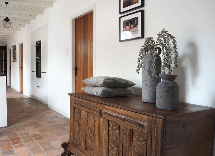 Nachhaltige Ladestation am Ferienhaus in Uffelte, Suedwest-Drenthe, fuer Elektrofahrzeuge.