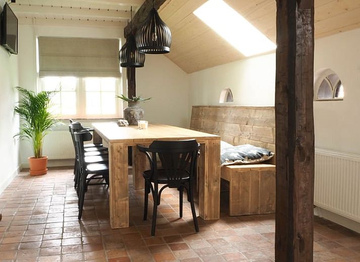 Nachhaltige Ladestation am Ferienhaus in Uffelte, Suedwest-Drenthe, fuer Elektrofahrzeuge.