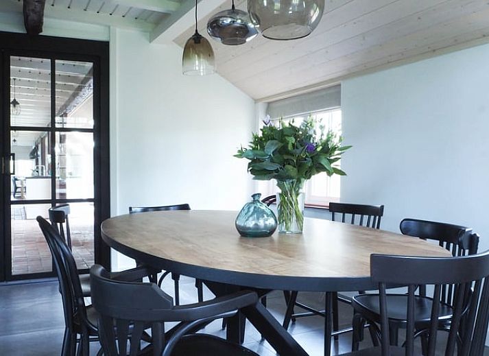 Nachhaltige Ladestation am Ferienhaus in Uffelte, Suedwest-Drenthe, fuer Elektrofahrzeuge.