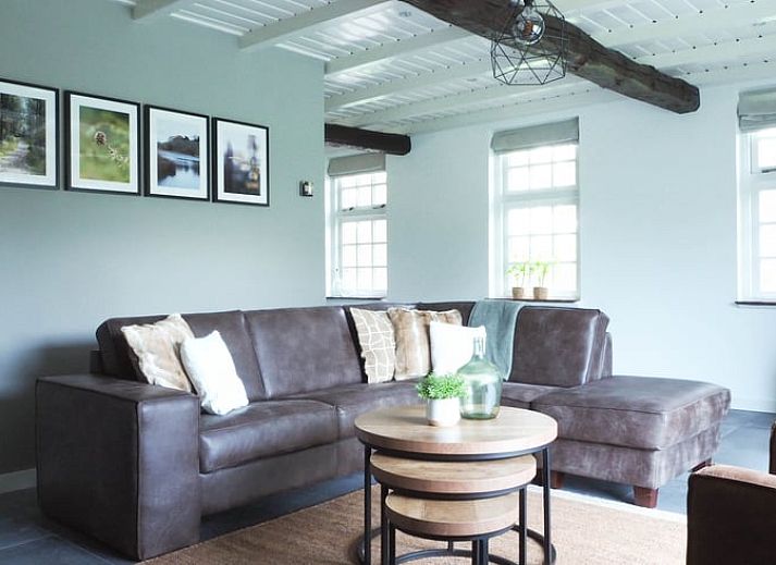 Nachhaltige Ladestation am Ferienhaus in Uffelte, Suedwest-Drenthe, fuer Elektrofahrzeuge.