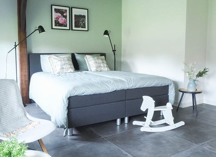 Gemuetliche Sitzecke im Freien am Ferienhaus in Uffelte, Suedwest-Drenthe, mit Picknicktisch und Stuehlen.