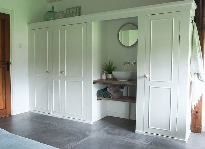 Gemuetliche Sitzecke im Freien am Ferienhaus in Uffelte, Suedwest-Drenthe, mit Picknicktisch und Stuehlen.